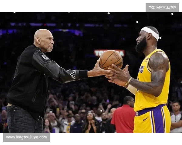 NBA巅峰对决再现荣耀时刻 球场之上谁能笑傲群雄争锋天下 NBA巅峰对决再现荣耀时刻 球场之上谁能笑傲群雄争锋天下